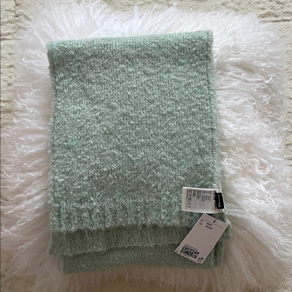 💚🧣H&M Light Green Long Knit Scarf - Picture 5 of 6